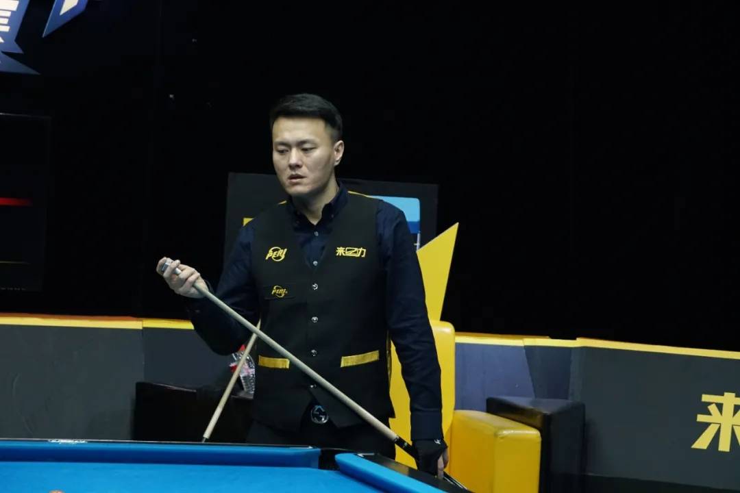 泳池中的拼